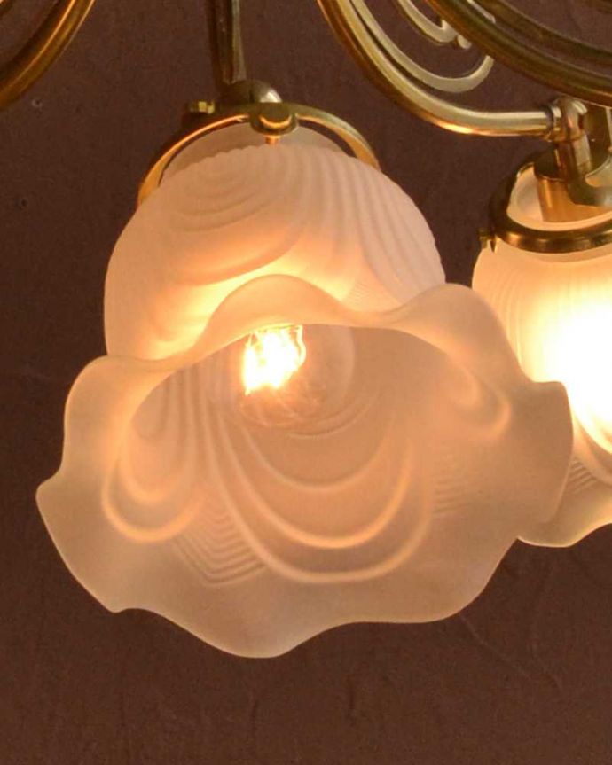 シャンデリア　照明・ライティング　スズランが咲いたデザインが可愛いアンティーク風のガラスシェード付きシャンデリア（5灯・電球なし）。。(cr-507-g)