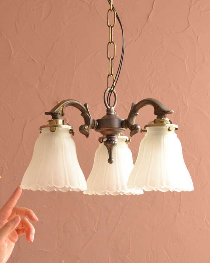 シャンデリア　照明・ライティング　3輪の白いお花が優しく照らすアンティーク風のシャンデリア（アンティーク色・3灯・電球なし）。。(cr-508-a)