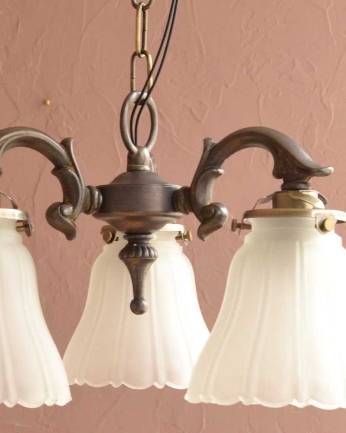 シャンデリア　照明・ライティング　3輪の白いお花が優しく照らすアンティーク風のシャンデリア（アンティーク色・3灯・電球なし）。。(cr-508-a)