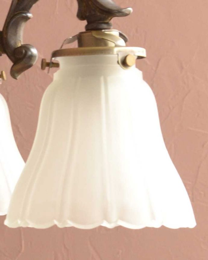 シャンデリア　照明・ライティング　3輪の白いお花が優しく照らすアンティーク風のシャンデリア（アンティーク色・3灯・電球なし）。。(cr-508-a)