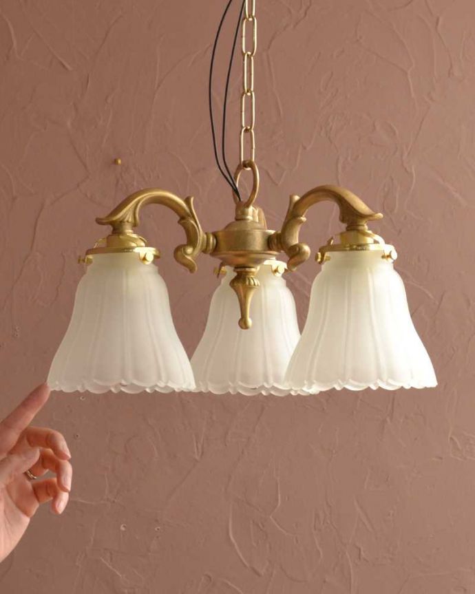 シャンデリア　照明・ライティング　3輪の白いお花が優しく照らすアンティーク風のシャンデリア（3灯・電球なし）。。(cr-508-g)