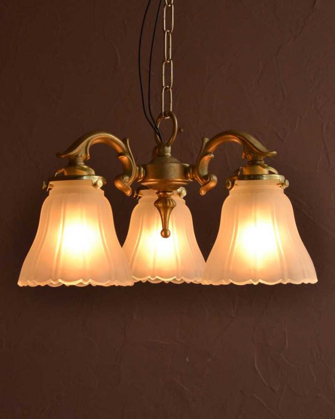 シャンデリア　照明・ライティング　3輪の白いお花が優しく照らすアンティーク風のシャンデリア（3灯・電球なし）。。(cr-508-g)