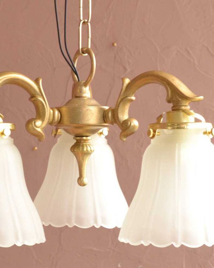 シャンデリア　照明・ライティング　3輪の白いお花が優しく照らすアンティーク風のシャンデリア（3灯・電球なし）。。(cr-508-g)