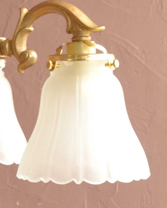 シャンデリア　照明・ライティング　3輪の白いお花が優しく照らすアンティーク風のシャンデリア（3灯・電球なし）。。(cr-508-g)