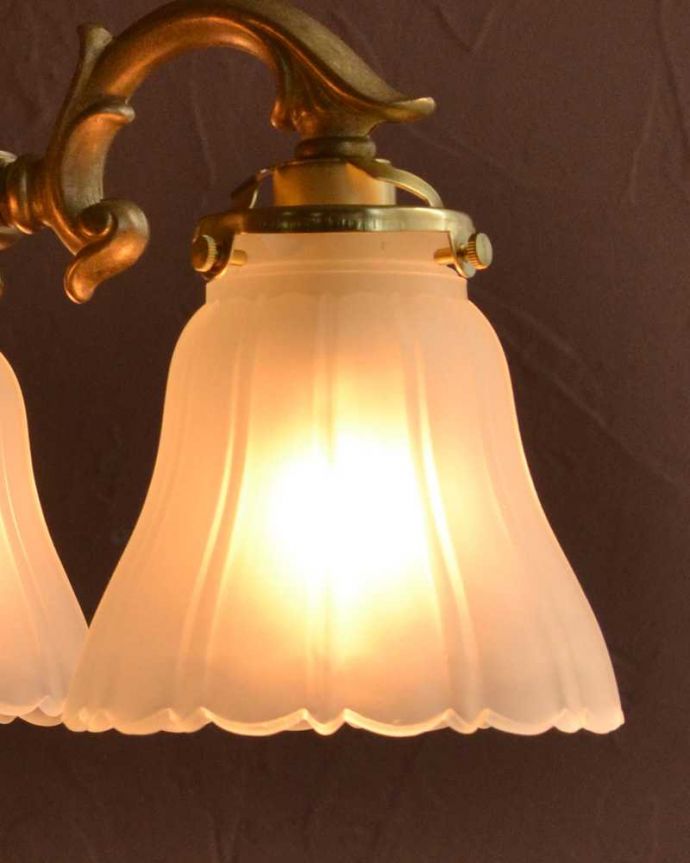 シャンデリア　照明・ライティング　3輪の白いお花が優しく照らすアンティーク風のシャンデリア（3灯・電球なし）。。(cr-508-g)