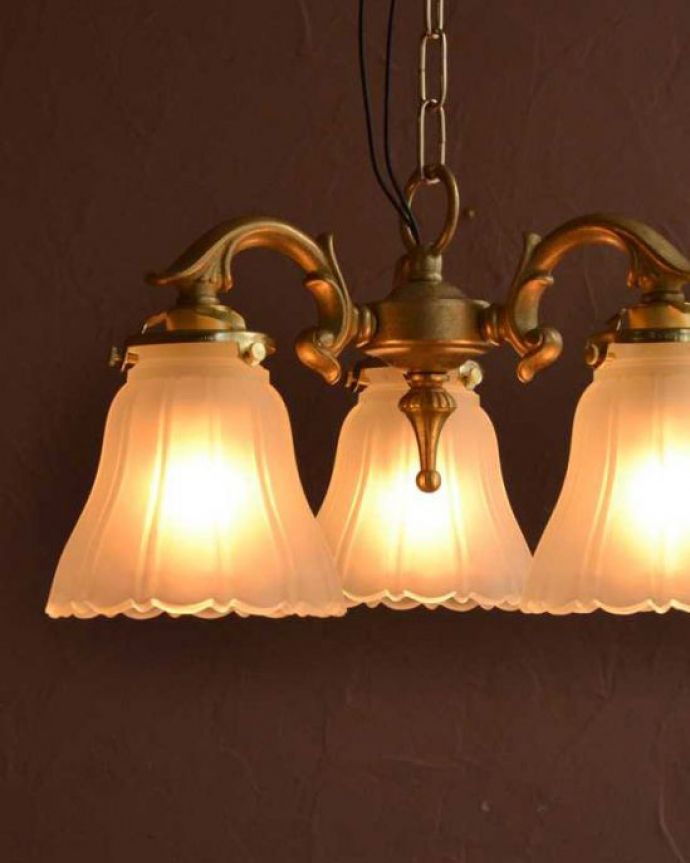 シャンデリア 照明・ライティング 3輪の白いお花が優しく照らすアンティーク風のシャンデリア(3灯・電球なし)。1つ1つ微妙に違いますシェードは手作りなので、気泡やキズ、汚れが入っている場合もあります。(cr-508-g)