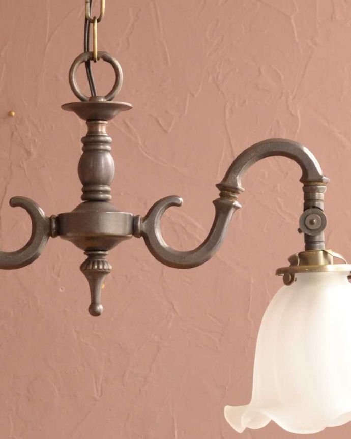 シャンデリア　照明・ライティング　ふんわりと女性らしいフロストガラスシェードのアンティーク風シャンデリア（アンティーク色・2灯・電球なし）。。(cr-509-a)