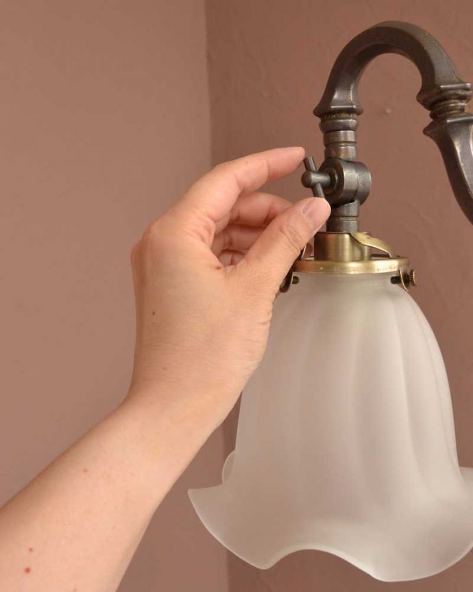 シャンデリア　照明・ライティング　ふんわりと女性らしいフロストガラスシェードのアンティーク風シャンデリア（アンティーク色・2灯・電球なし）。。(cr-509-a)