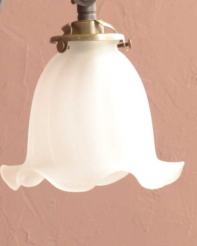 シャンデリア　照明・ライティング　ふんわりと女性らしいフロストガラスシェードのアンティーク風シャンデリア（アンティーク色・2灯・電球なし）。。(cr-509-a)