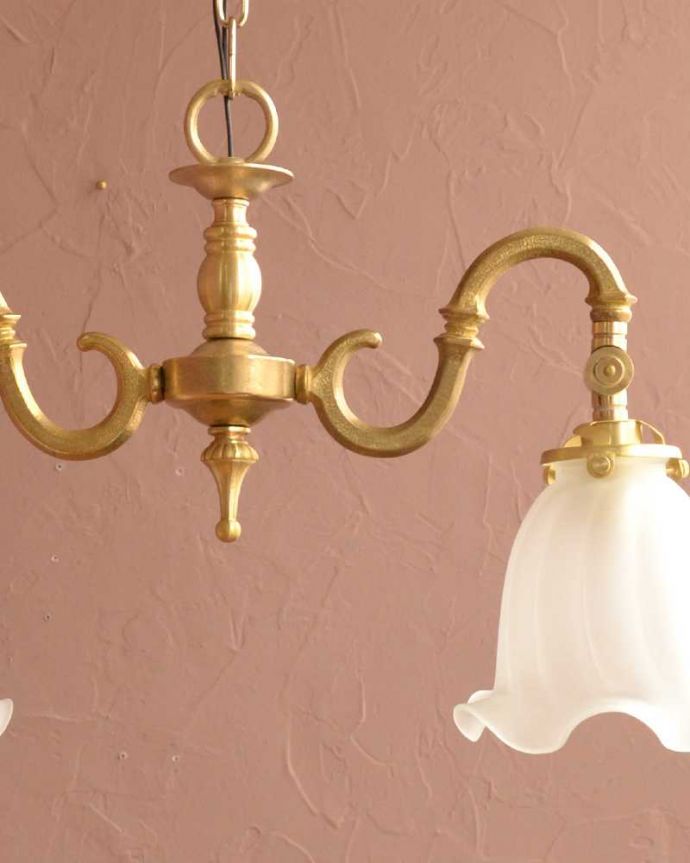 シャンデリア　照明・ライティング　ふんわりと女性らしいフロストガラスシェードのアンティーク風シャンデリア（2灯・電球なし）。。(cr-509-g)