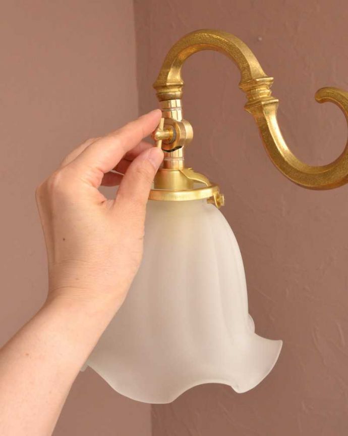 シャンデリア　照明・ライティング　ふんわりと女性らしいフロストガラスシェードのアンティーク風シャンデリア（2灯・電球なし）。。(cr-509-g)