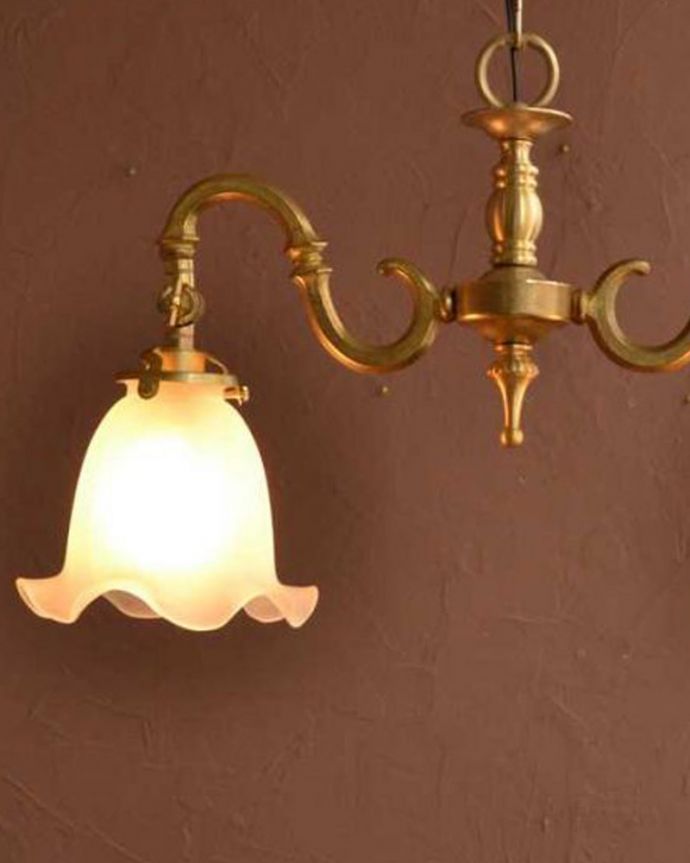 シャンデリア　照明・ライティング　ふんわりと女性らしいフロストガラスシェードのアンティーク風シャンデリア（2灯・電球なし）。。(cr-509-g)