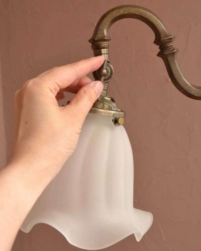 シャンデリア　照明・ライティング　ふんわりと女性らしいフロストガラスシェードのアンティーク風シャンデリア（アンティーク色・3灯・電球なし）。。(cr-510-a)