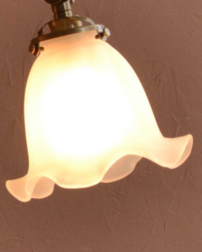 シャンデリア　照明・ライティング　ふんわりと女性らしいフロストガラスシェードのアンティーク風シャンデリア（アンティーク色・3灯・電球なし）。。(cr-510-a)