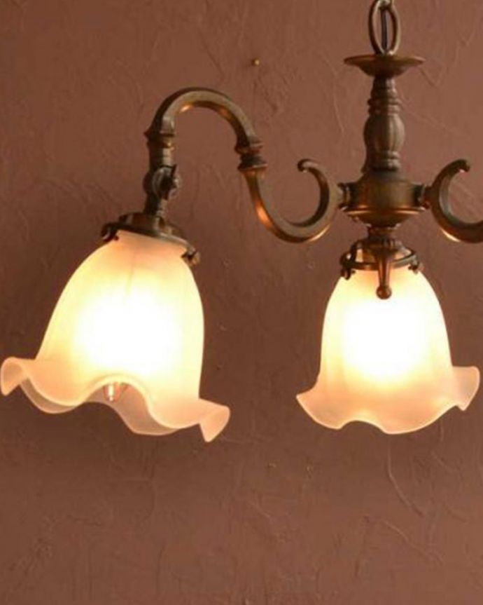 シャンデリア　照明・ライティング　ふんわりと女性らしいフロストガラスシェードのアンティーク風シャンデリア（アンティーク色・3灯・電球なし）。。(cr-510-a)