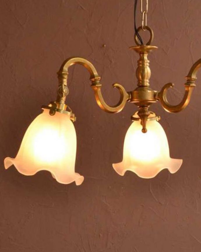 シャンデリア　照明・ライティング　ふんわりと女性らしいフロストガラスシェードのアンティーク風シャンデリア（3灯・電球なし）。。(cr-510-g)