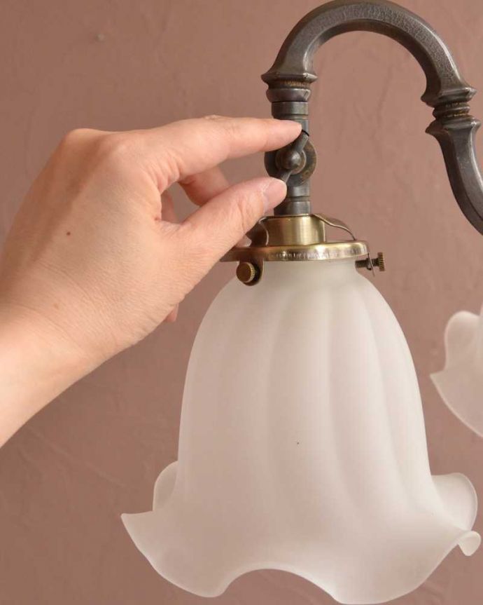 シャンデリア　照明・ライティング　ふんわりと女性らしいフロストガラスシェードのアンティーク風シャンデリア（アンティーク色・4灯・電球なし）。。(cr-511-aA)