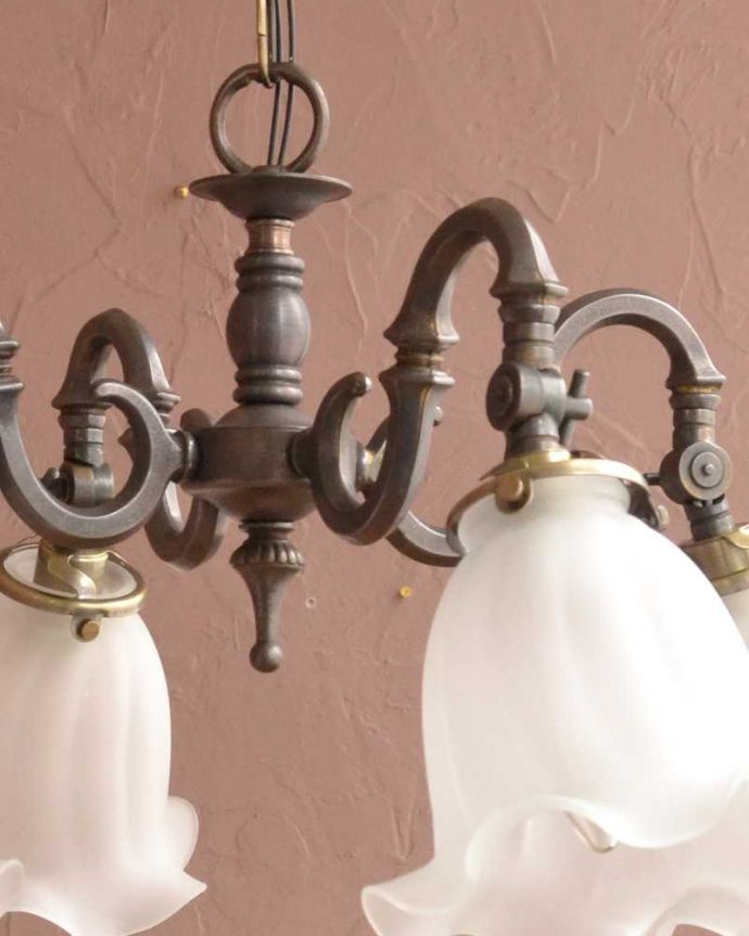 シャンデリア　照明・ライティング　ふんわりと女性らしいフロストガラスシェードのアンティーク風シャンデリア（アンティーク色・4灯・電球なし）。。(cr-511-aA)