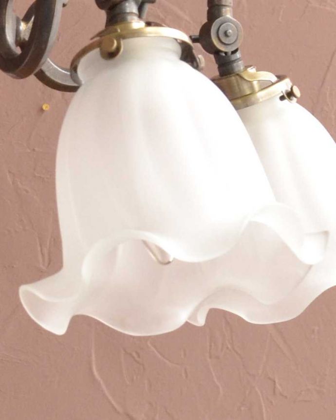 シャンデリア　照明・ライティング　ふんわりと女性らしいフロストガラスシェードのアンティーク風シャンデリア（アンティーク色・4灯・電球なし）。。(cr-511-aA)