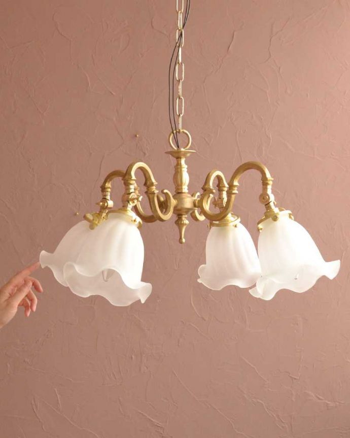 シャンデリア　照明・ライティング　ふんわりと女性らしいフロストガラスシェードのアンティーク風シャンデリア（4灯・電球なし）。。(cr-511-gA)