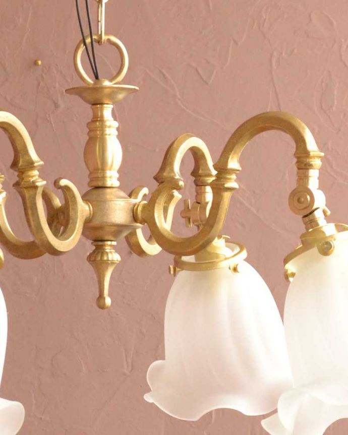 シャンデリア　照明・ライティング　ふんわりと女性らしいフロストガラスシェードのアンティーク風シャンデリア（4灯・電球なし）。。(cr-511-gA)