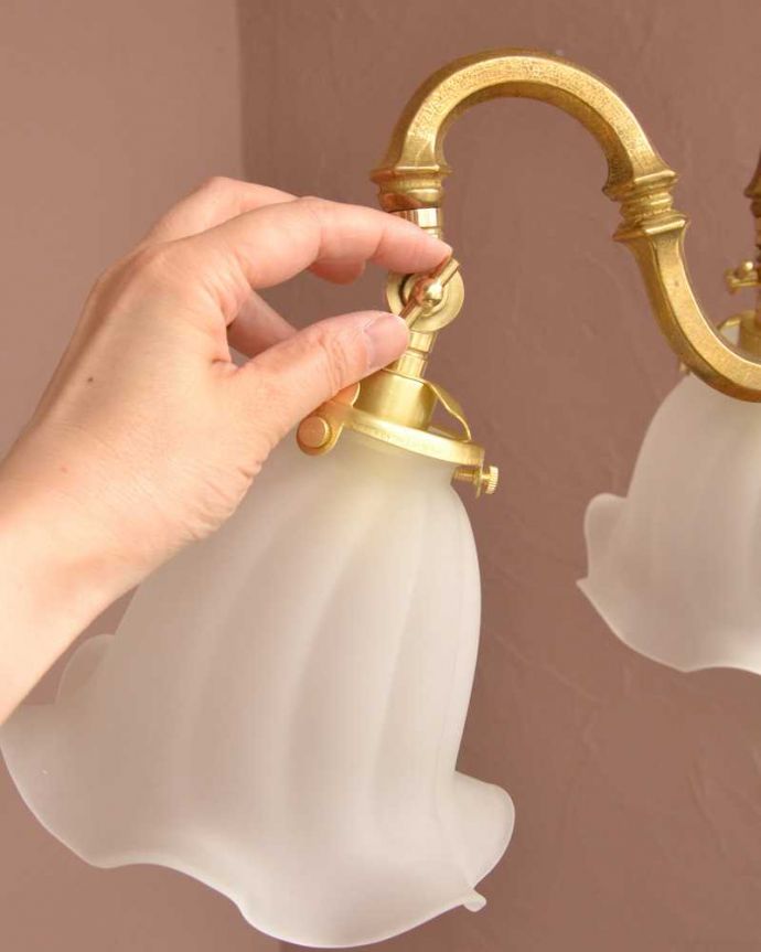 シャンデリア　照明・ライティング　ふんわりと女性らしいフロストガラスシェードのアンティーク風シャンデリア（4灯・電球なし）。。(cr-511-gA)