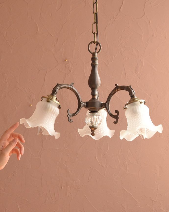 シャンデリア　照明・ライティング　アンティークをモチーフにした可愛いシェードのアンティーク風シャンデリア（アンティーク色・3灯・電球なし）。。(cr-512-a)