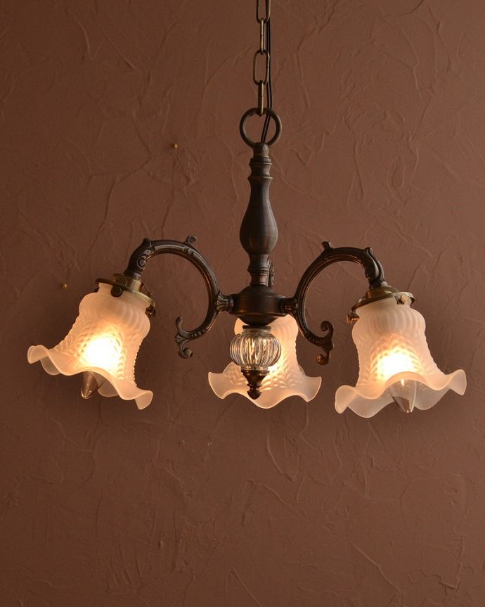 シャンデリア　照明・ライティング　アンティークをモチーフにした可愛いシェードのアンティーク風シャンデリア（アンティーク色・3灯・電球なし）。。(cr-512-a)