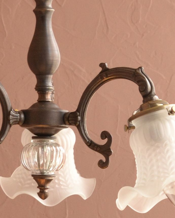 シャンデリア　照明・ライティング　アンティークをモチーフにした可愛いシェードのアンティーク風シャンデリア（アンティーク色・3灯・電球なし）。。(cr-512-a)