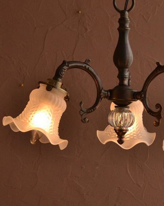 シャンデリア　照明・ライティング　アンティークをモチーフにした可愛いシェードのアンティーク風シャンデリア（アンティーク色・3灯・電球なし）。。(cr-512-a)