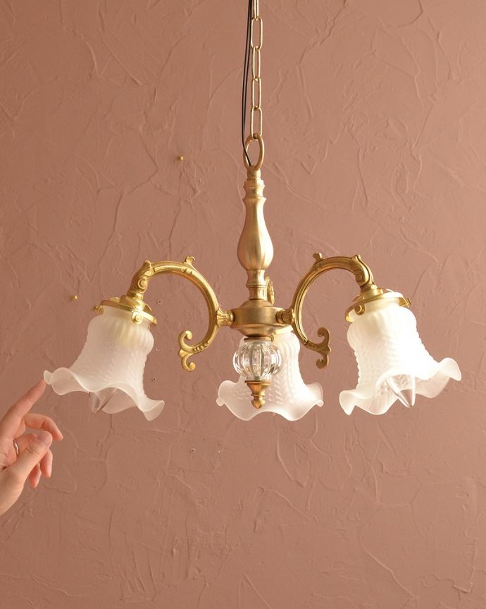 シャンデリア　照明・ライティング　アンティークをモチーフにした可愛いシェードのアンティーク風シャンデリア（3灯・電球なし）。。(cr-512-g)