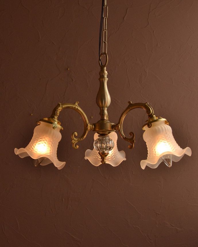 シャンデリア　照明・ライティング　アンティークをモチーフにした可愛いシェードのアンティーク風シャンデリア（3灯・電球なし）。。(cr-512-g)