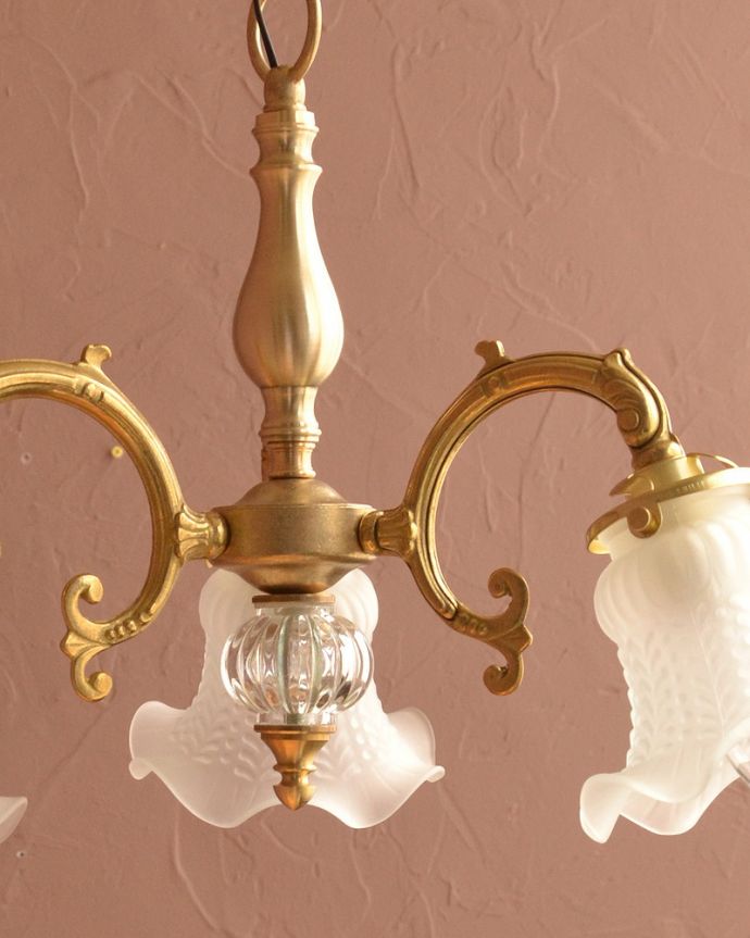 シャンデリア　照明・ライティング　アンティークをモチーフにした可愛いシェードのアンティーク風シャンデリア（3灯・電球なし）。。(cr-512-g)