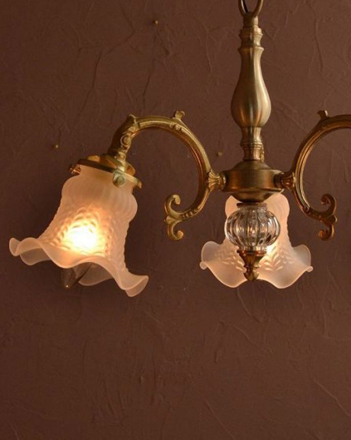 シャンデリア　照明・ライティング　アンティークをモチーフにした可愛いシェードのアンティーク風シャンデリア（3灯・電球なし）。。(cr-512-g)