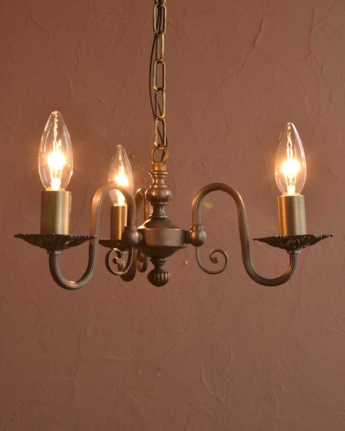 木製のおしゃれなシャンデリアの灯り