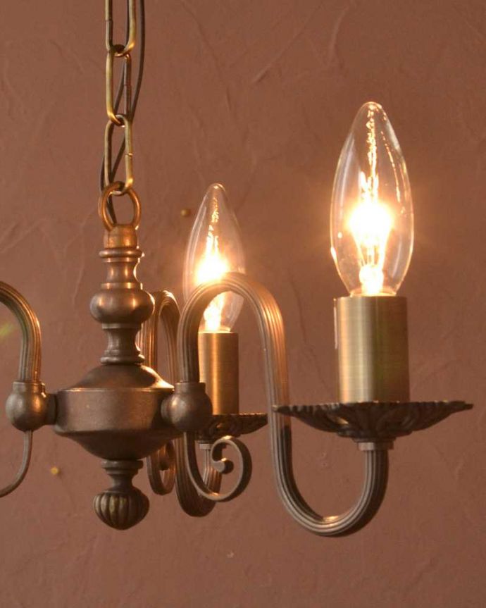 シャンデリアの優しい灯