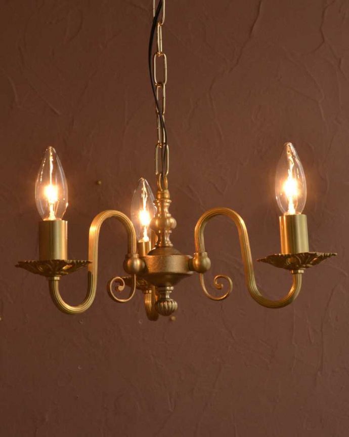 シャンデリア　照明・ライティング　アンティーク風の真鍮製シャンデリア（3灯・電球なし）。。(cr-513-g)