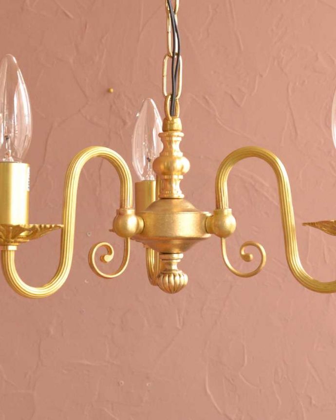 シャンデリア　照明・ライティング　アンティーク風の真鍮製シャンデリア（3灯・電球なし）。。(cr-513-g)