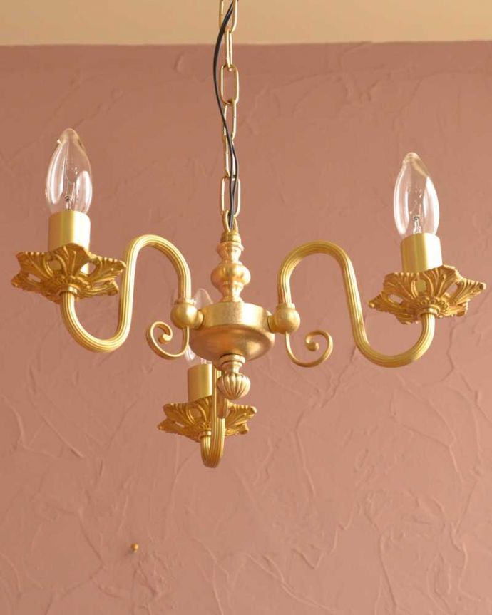 シャンデリア 照明・ライティング アンティーク風の真鍮製シャンデリア(3灯・電球なし)。下から眺めてみると・・・実際に取り付けて見上げてみるとこんな感じに見えます。(cr-513-g)