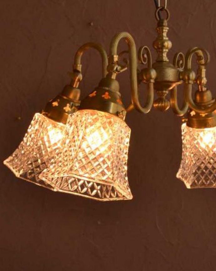 シャンデリア　照明・ライティング　ダイヤカットがキラキラ輝くアンティーク風シャンデリア（4灯・電球なし）。。(cr-514-g)