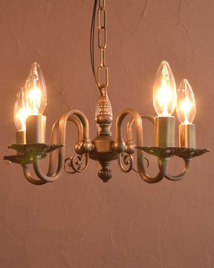 シャンデリア　照明・ライティング　アンティーク風の真鍮製シャンデリア（5灯・電球なし）。。(cr-515-a)