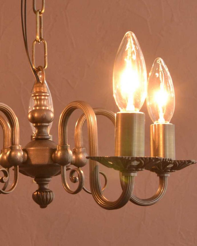 シャンデリア 照明・ライティング アンティーク風の真鍮製シャンデリア(5灯・電球なし)。やさしい灯りで過ごす夜上向きのシャンデリアからの柔らかい優しい灯りは、一日の疲れを癒してくれます。(cr-515-a)