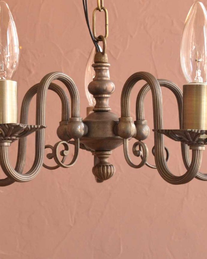 シャンデリア　照明・ライティング　アンティーク風の真鍮製シャンデリア（5灯・電球なし）。。(cr-515-a)