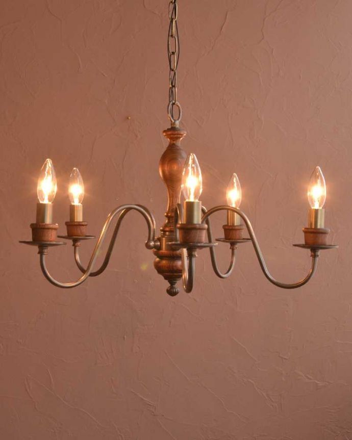 シャンデリア　照明・ライティング　木製×真鍮のコラボが人気のアンティーク風の木製シャンデリア（アンティーク色・5灯・電球なし）。。(cr-516-a)
