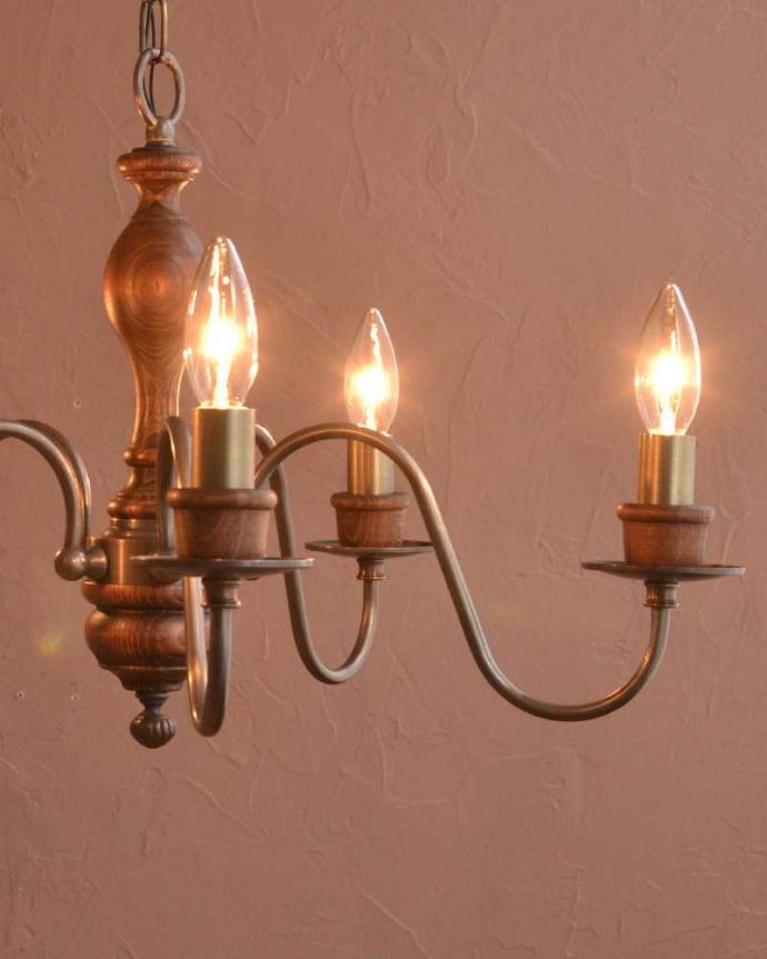 シャンデリア　照明・ライティング　木製×真鍮のコラボが人気のアンティーク風の木製シャンデリア（アンティーク色・5灯・電球なし）。やさしい灯りで過ごす夜上向きのシャンデリアからの柔らかい優しい灯りは、一日の疲れを癒してくれます。(cr-516-a)