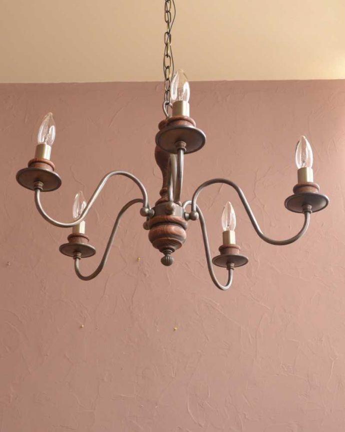 シャンデリア　照明・ライティング　木製×真鍮のコラボが人気のアンティーク風の木製シャンデリア（アンティーク色・5灯・電球なし）。下から眺めてみると･･･実際に取り付けて見上げてみるとこんな感じに見えます。(cr-516-a)