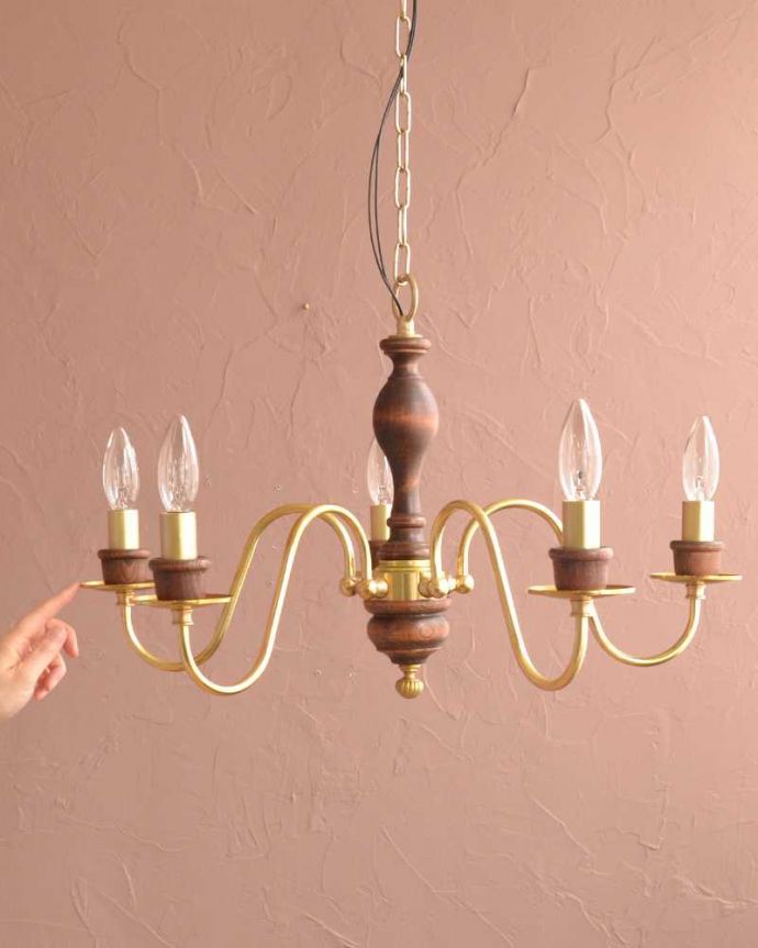 シャンデリア　照明・ライティング　木製×真鍮のコラボが人気のアンティーク風の木製シャンデリア（5灯・電球なし）。。(cr-516-g)