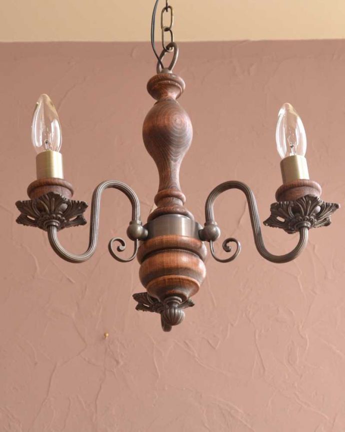 木製のおしゃれなシャンデリア