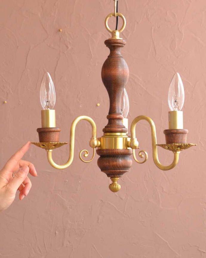 シャンデリア　照明・ライティング　木製×真鍮のコラボが人気のアンティーク風の木製シャンデリア（3灯・電球なし）。。(cr-517-g)