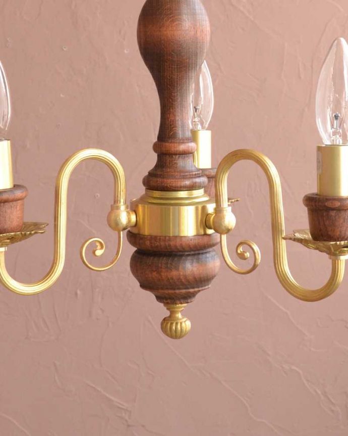 シャンデリア　照明・ライティング　木製×真鍮のコラボが人気のアンティーク風の木製シャンデリア（3灯・電球なし）。。(cr-517-g)